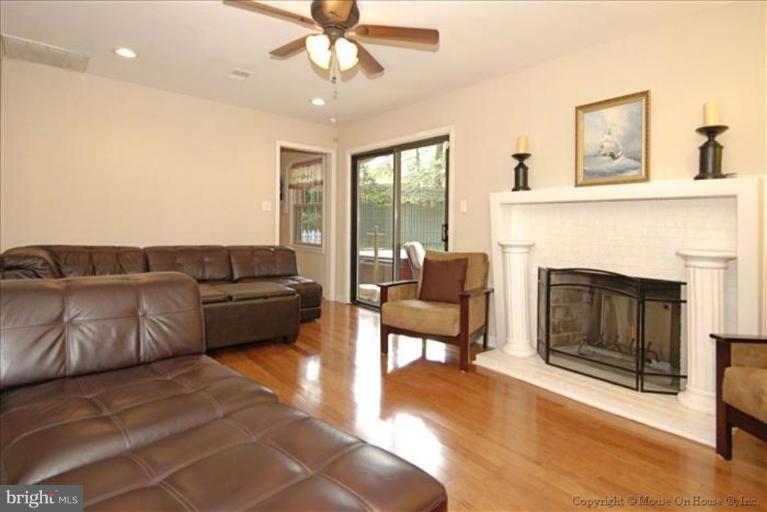 1860 Brothers Road Vienna, VA 22182 - Photo 11 of 21 Family Room #2