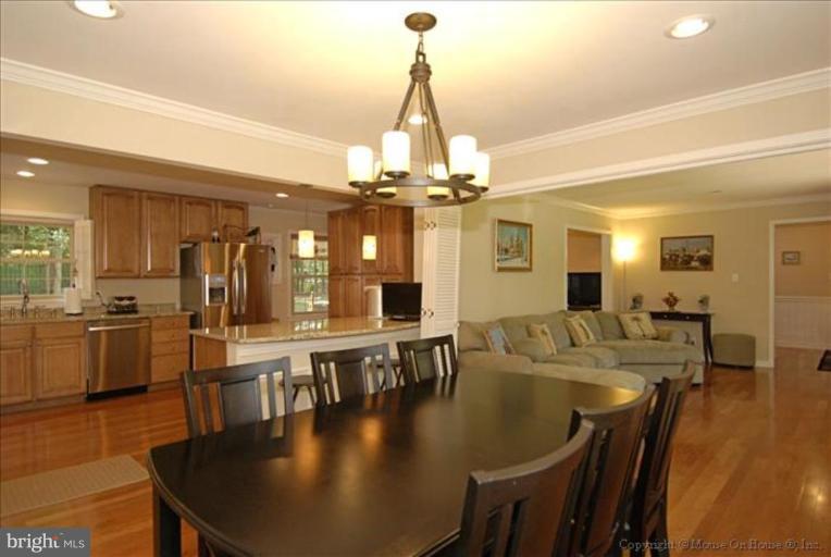 1860 Brothers Road Vienna, VA 22182 - Photo 5 of 21 Kitchen/Dining Room