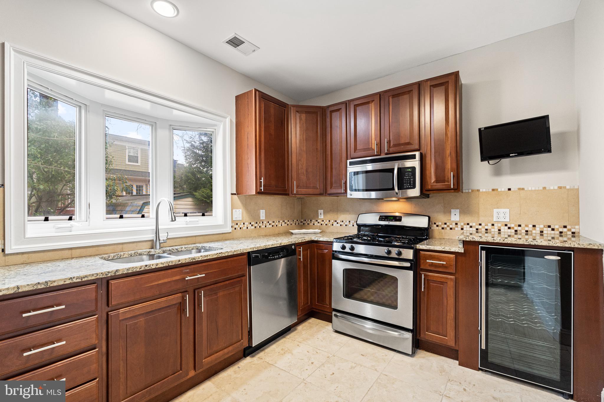 1500 Collingwood Road Alexandria, VA 22308 - Photo 51 of 57 Guest house full kitchen