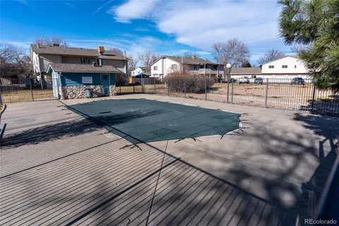 a view of a yard with sitting area