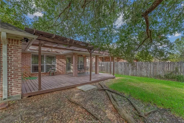 a view of a house with backyard and garden