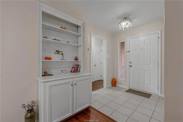 a room that has a mirror and a plant in it