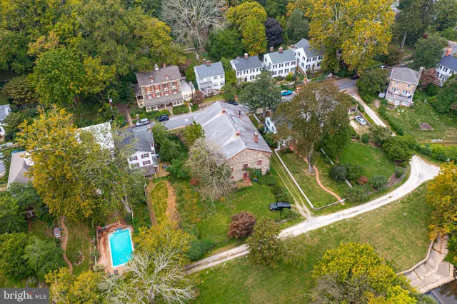 a view of house with backyard
