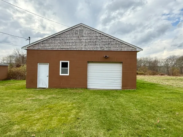a front view of house with yard and garage
