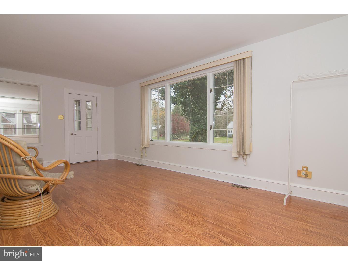 331 Broad Street Carneys Point, NJ 08069 - Photo 8 of 15 Living Room