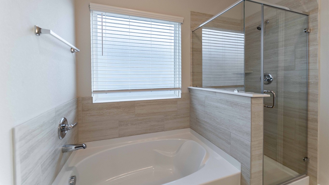 280 Yosemite Drive Kyle, TX 78640 - Photo 6 of 18 a bath tub sitting next to a window