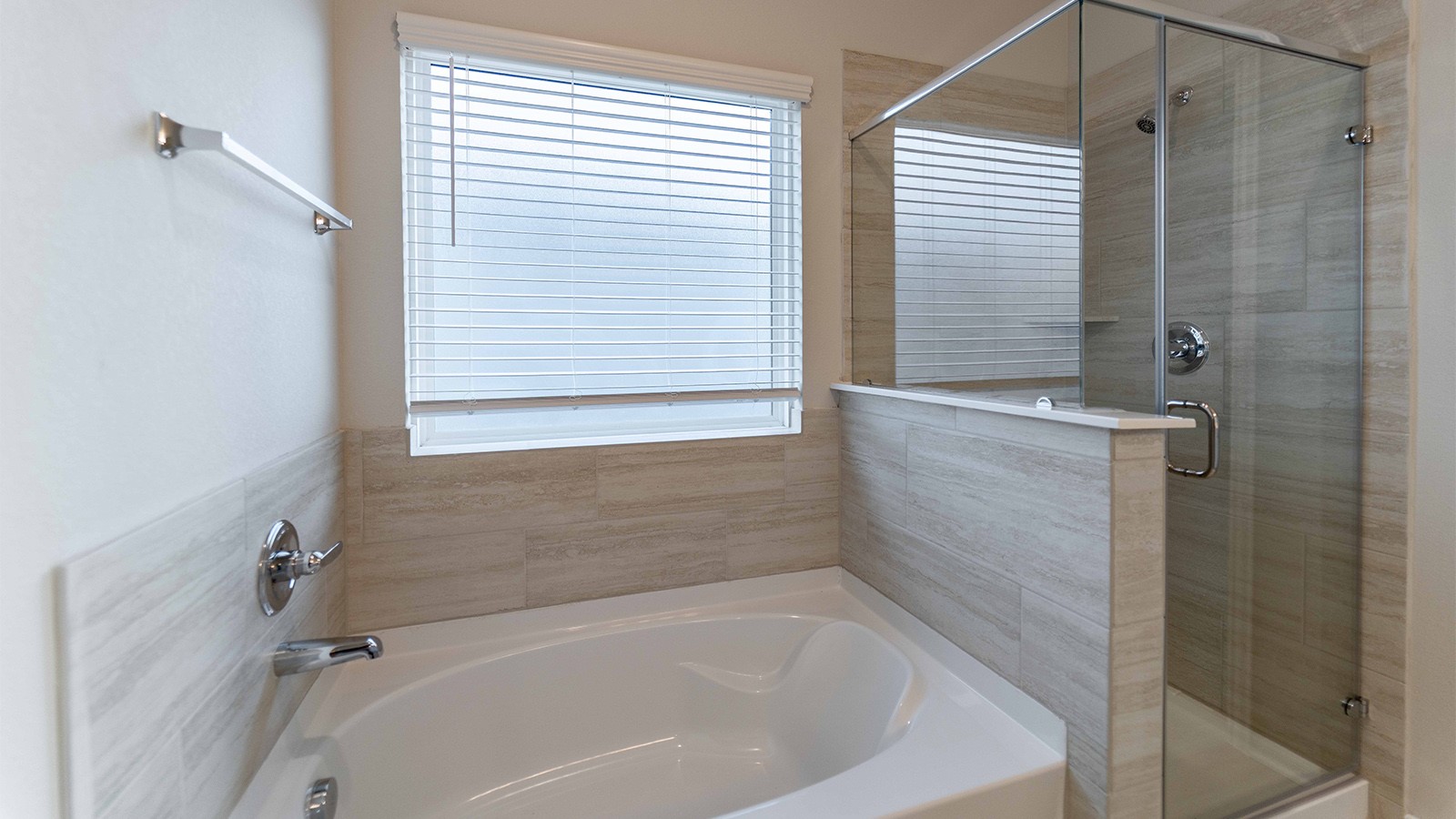 280 Yosemite Drive Kyle, TX 78640 - Photo 6 of 18 a bath tub sitting next to a window