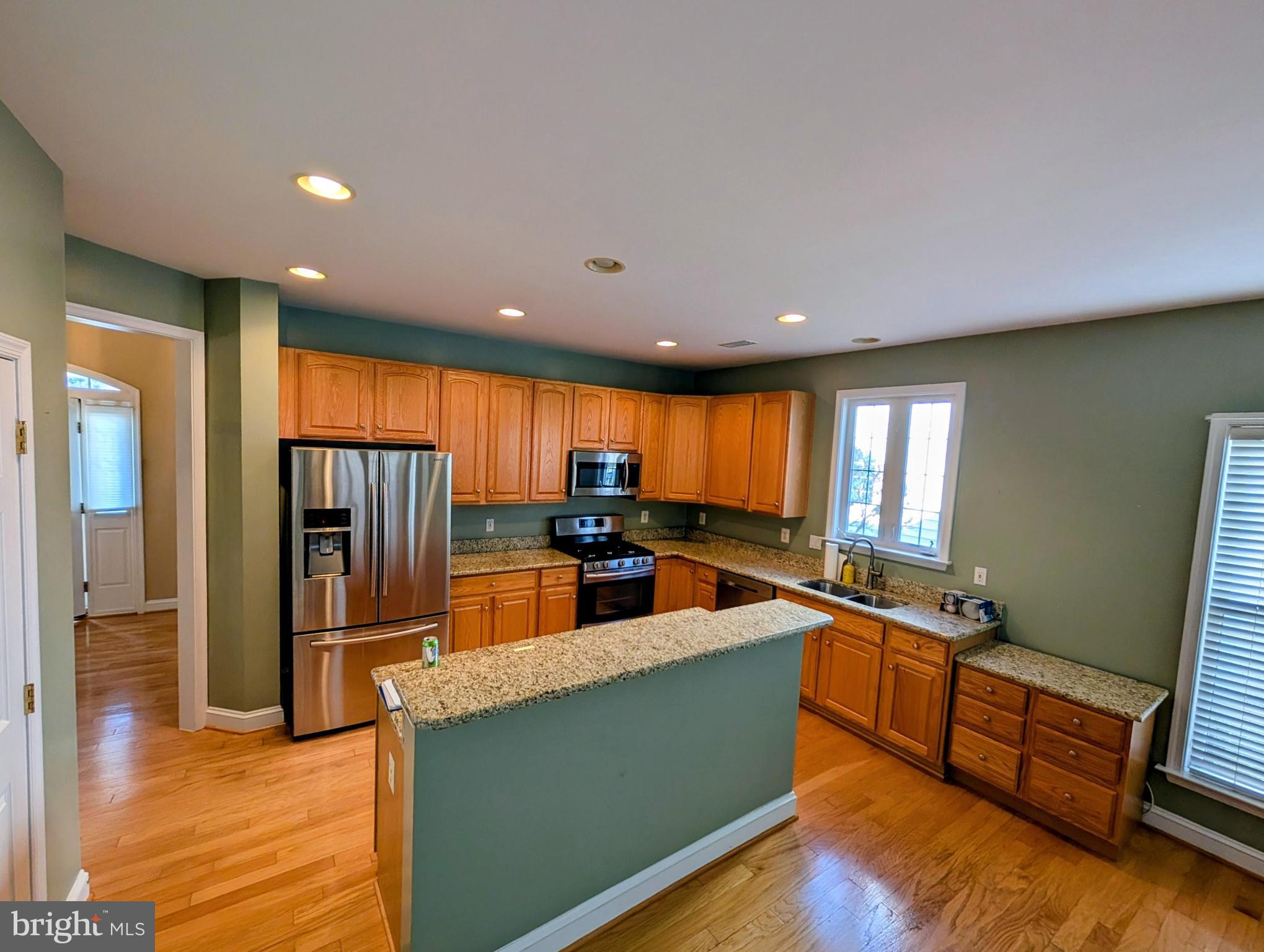 6767 Derby Run Way Gainesville, VA 20155 - Photo 2 of 5 Granite Counters & SS Appliances in Kitchen