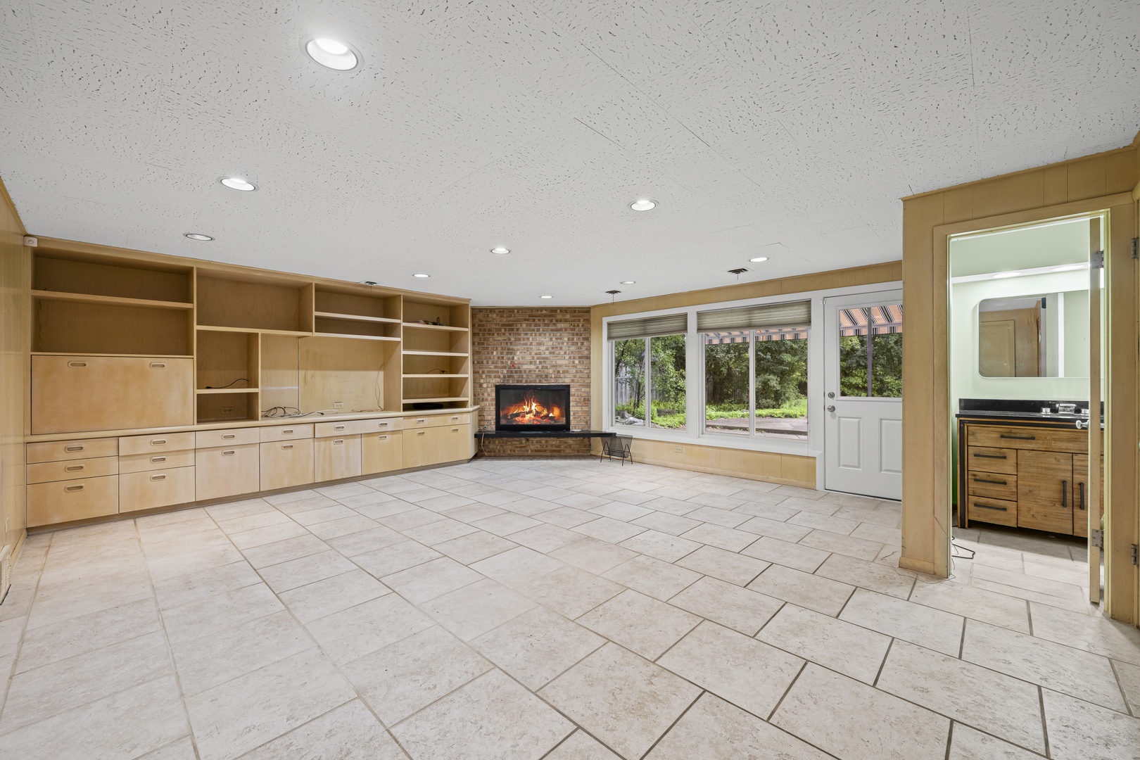 1125 Hohlfelder Road Glencoe, IL 60022 - Photo 8 of 25 a view of an empty room with a window