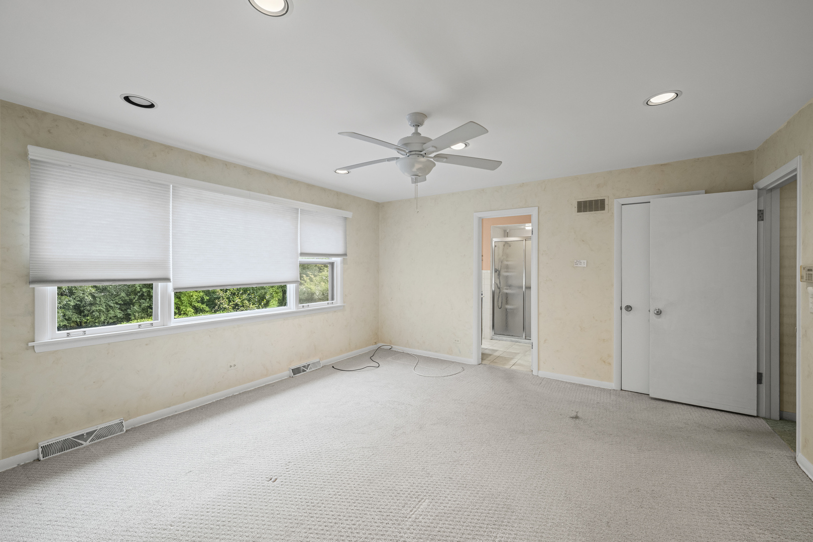 1125 Hohlfelder Road Glencoe, IL 60022 - Photo 10 of 25 an empty room with a ceiling fan and a window