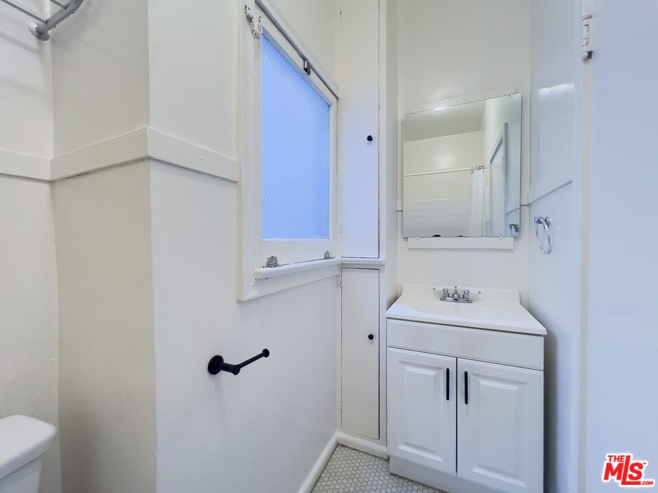 1532 Rosalia Road, Unit 3/4 Los Angeles, CA 90027 - Photo 15 of 17