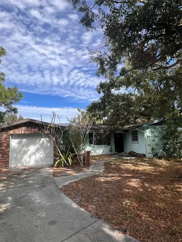 a view of a house with backyard
