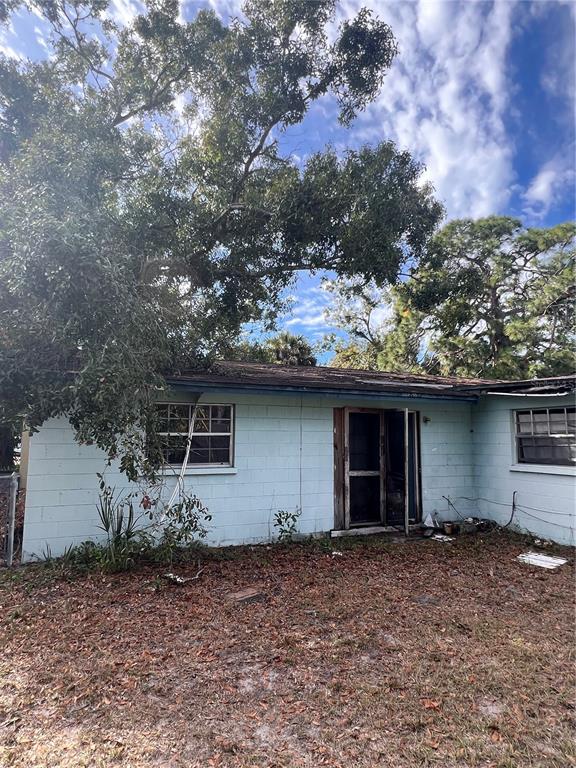 5319 Hayden Boulevard Sarasota, FL 34232 - Photo 4 of 8 a backyard of a house with large trees