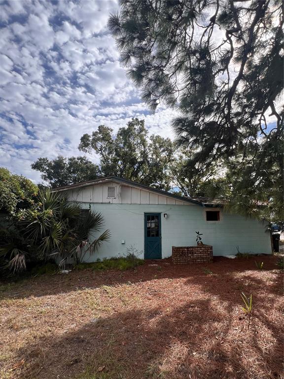 5319 Hayden Boulevard Sarasota, FL 34232 - Photo 5 of 8 a backyard of a house with lots of green space