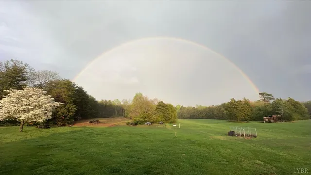 a picture of a microwave
