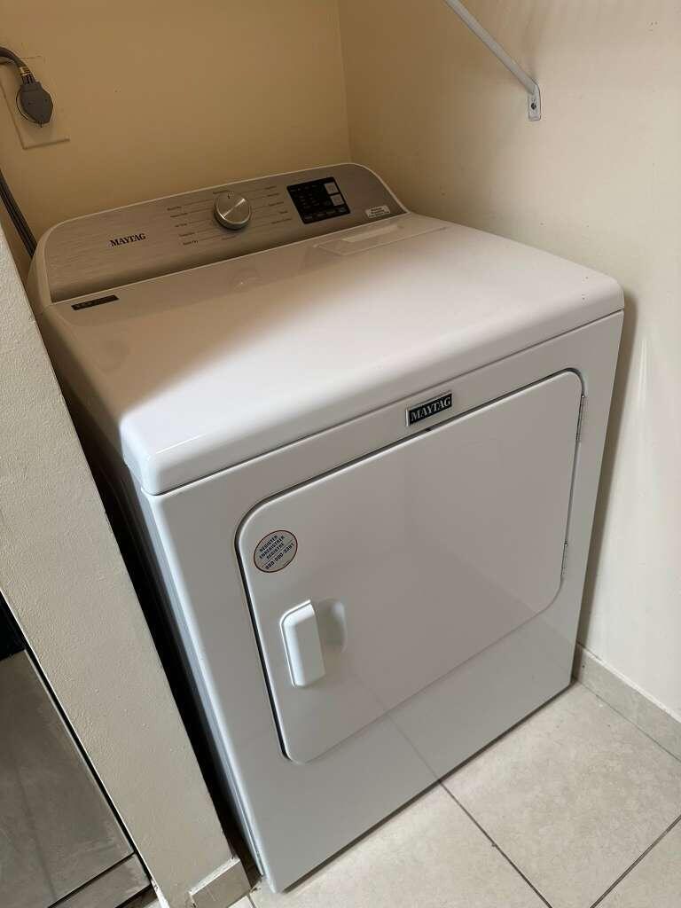1239 Southwest 46th Avenue, Unit 906 Pompano Beach, FL 33069 - Photo 9 of 21 a utility room with dryer and washer