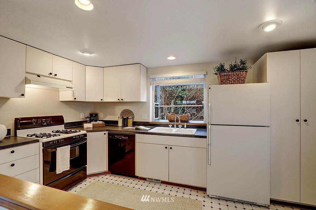 10358 Riviera Place Northeast Seattle, WA 98125 - Photo 7 of 25 Gallery Image 7