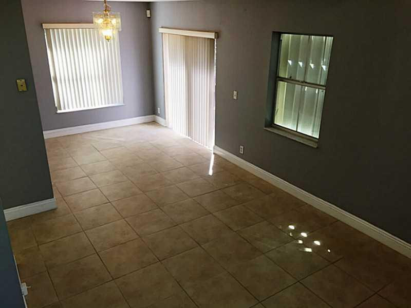 6710 Fern Street Pompano Beach, FL 33063 - Photo 3 of 14 Living Room