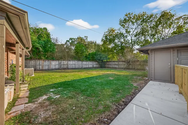 a view of a back yard