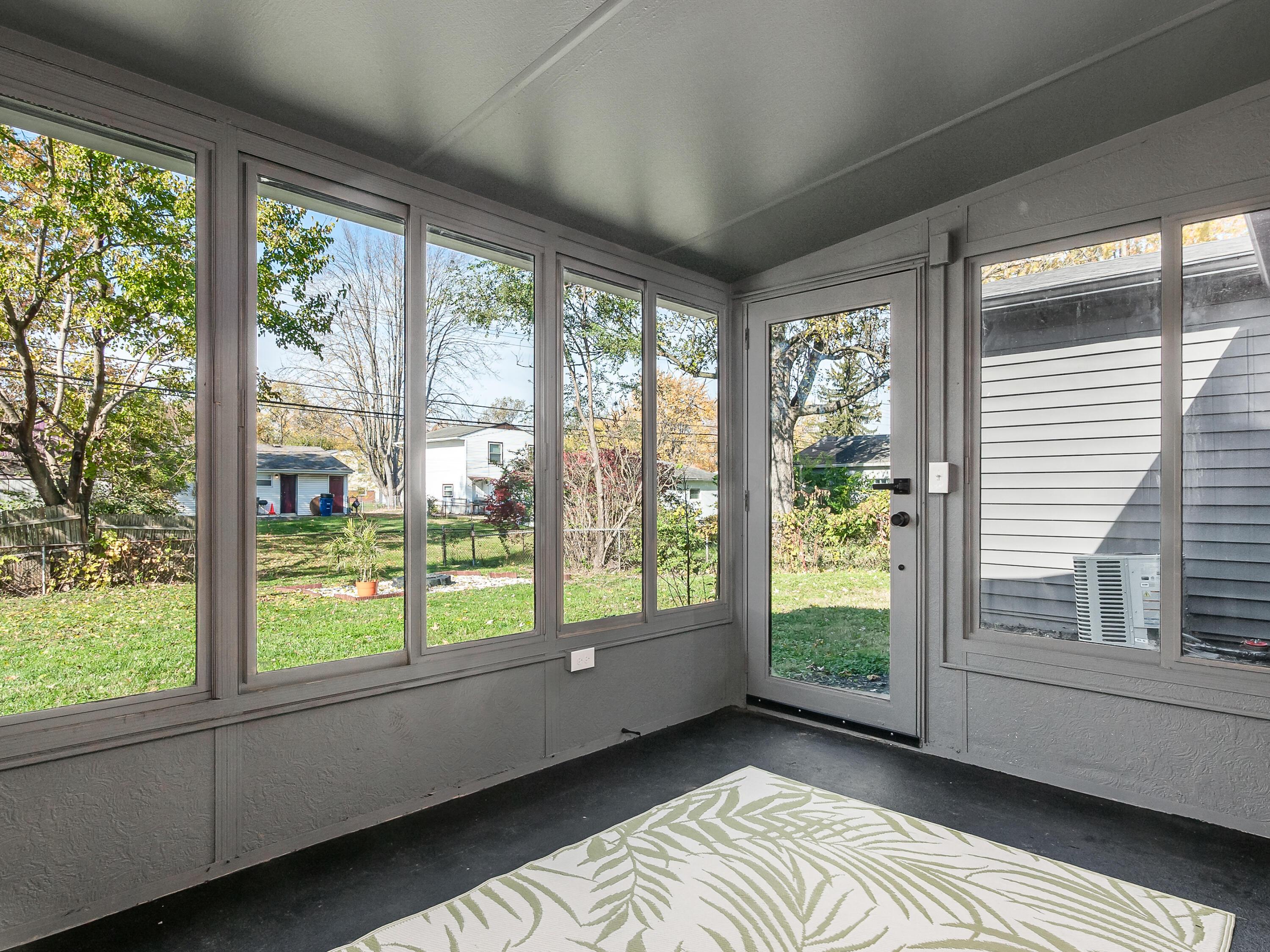1543 South Hamilton Road Columbus, OH 43227 - Photo 28 of 31 sunroom