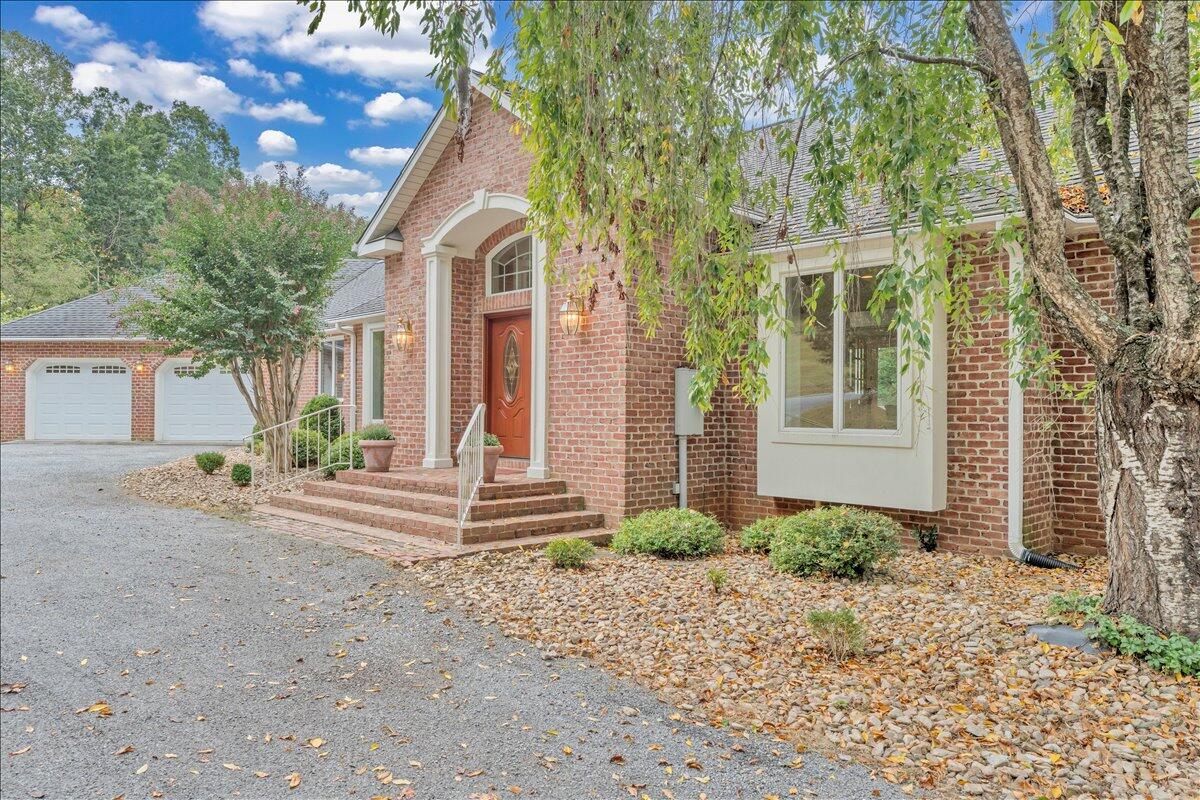 2854 Hickory Cove Lane Moneta, VA 24121 - Photo 2 of 148 Front