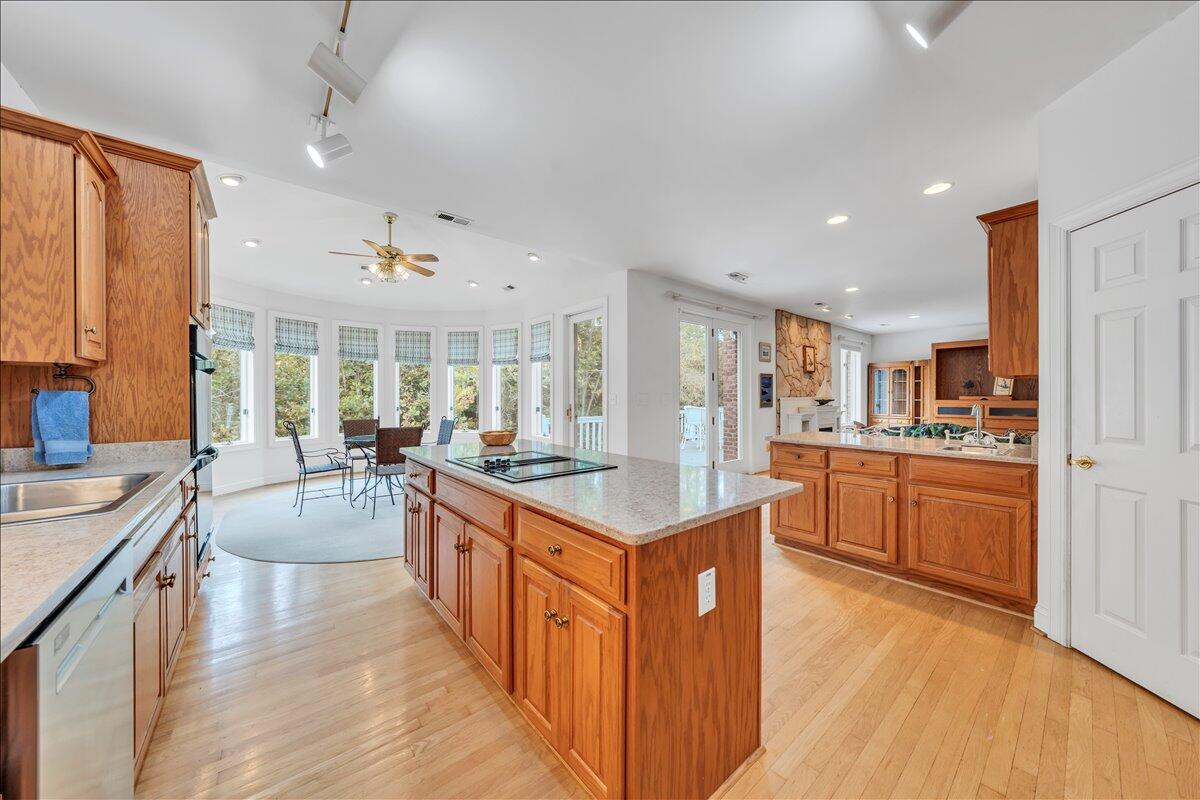 2854 Hickory Cove Lane Moneta, VA 24121 - Photo 19 of 148 Kitchen