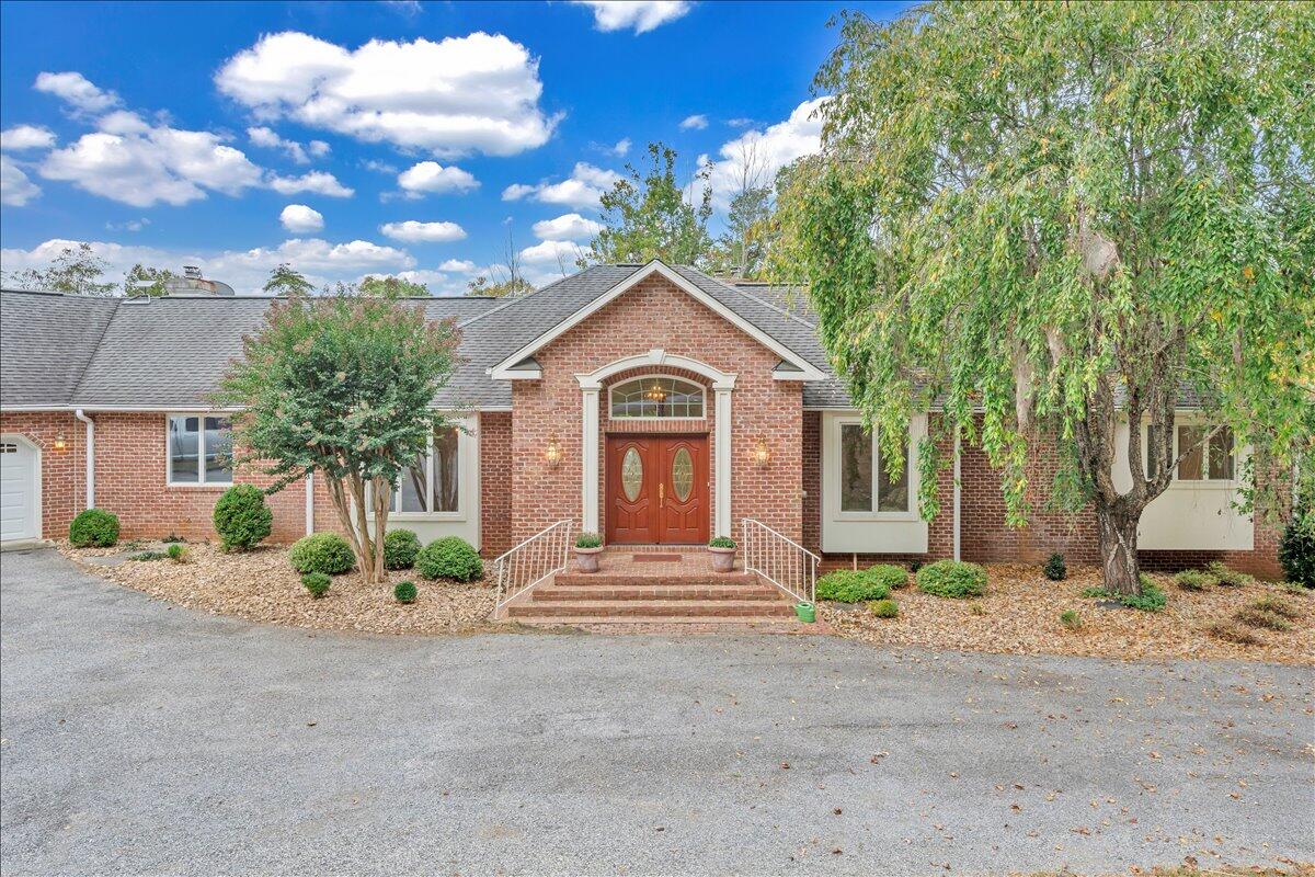 2854 Hickory Cove Lane Moneta, VA 24121 - Photo 3 of 148 Front