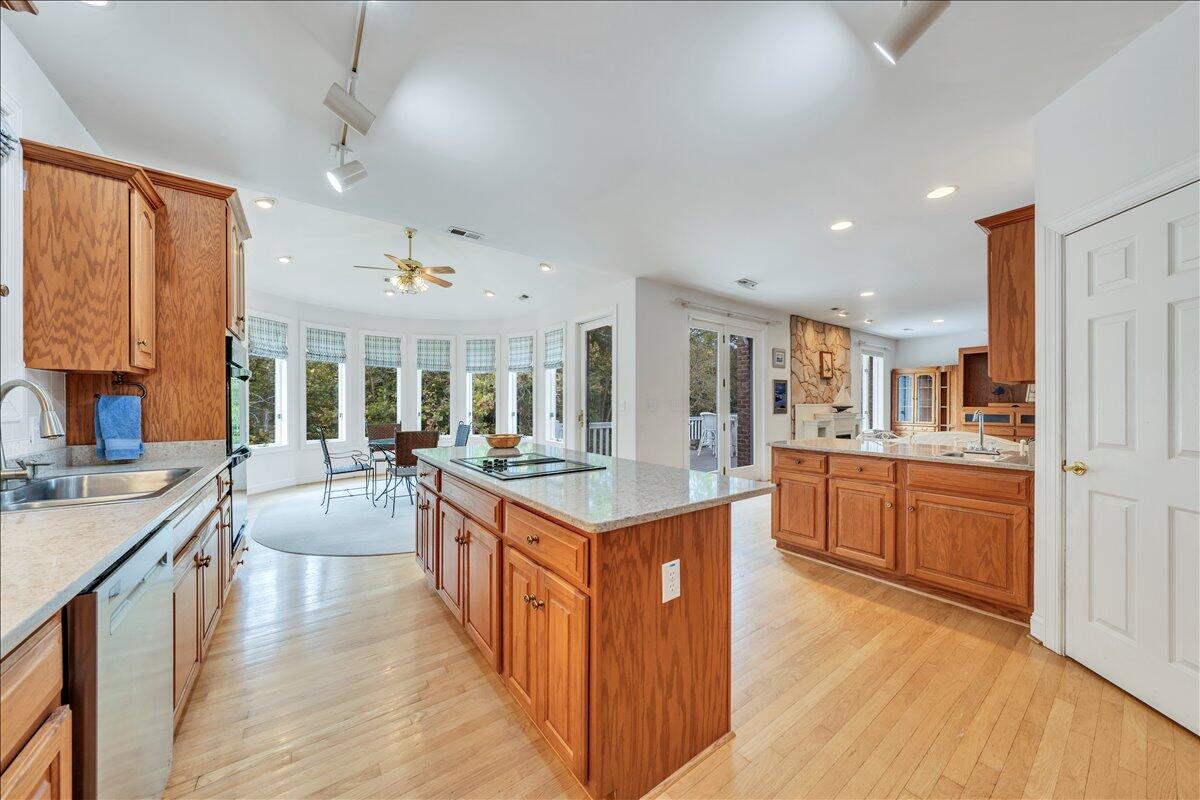 2854 Hickory Cove Lane Moneta, VA 24121 - Photo 29 of 148 Kitchen