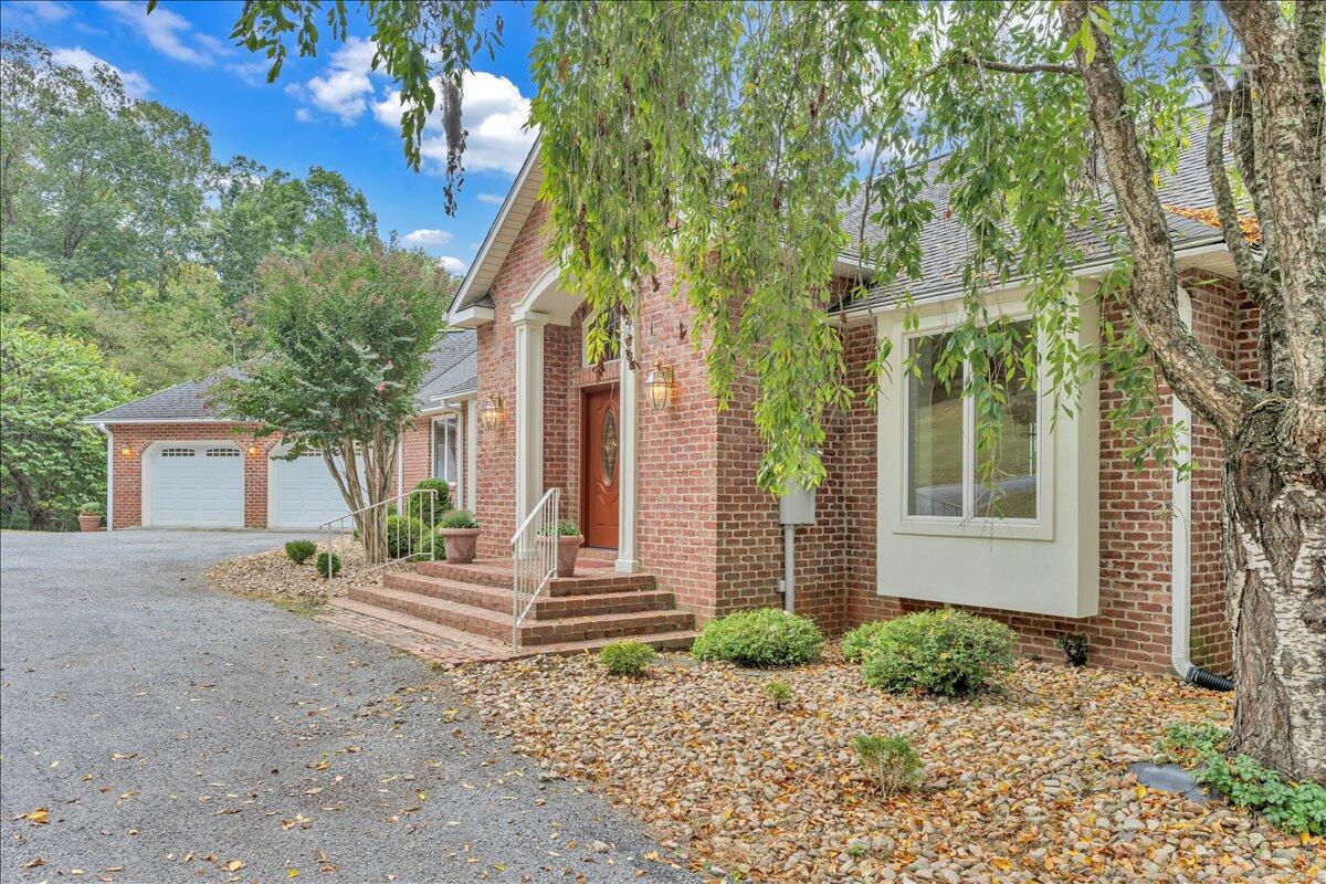 2854 Hickory Cove Lane Moneta, VA 24121 - Photo 91 of 148 Front