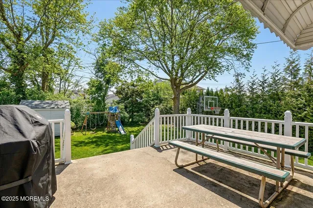 a view of a house with backyard and a tree
