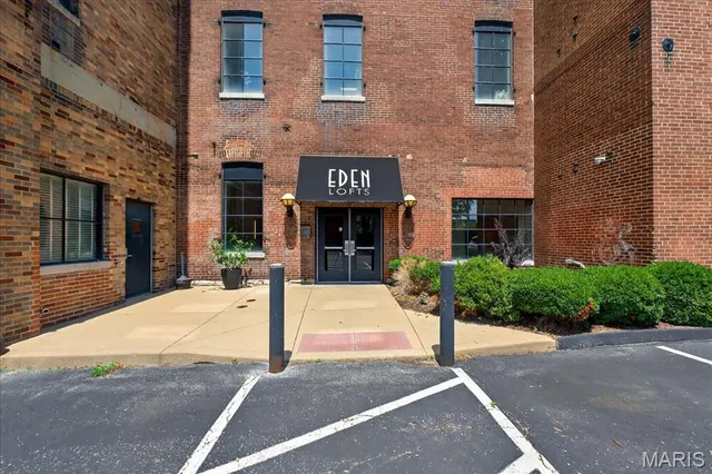 $170,000 | 1720 Chouteau Avenue, Unit 302, St. Louis, MO 63103