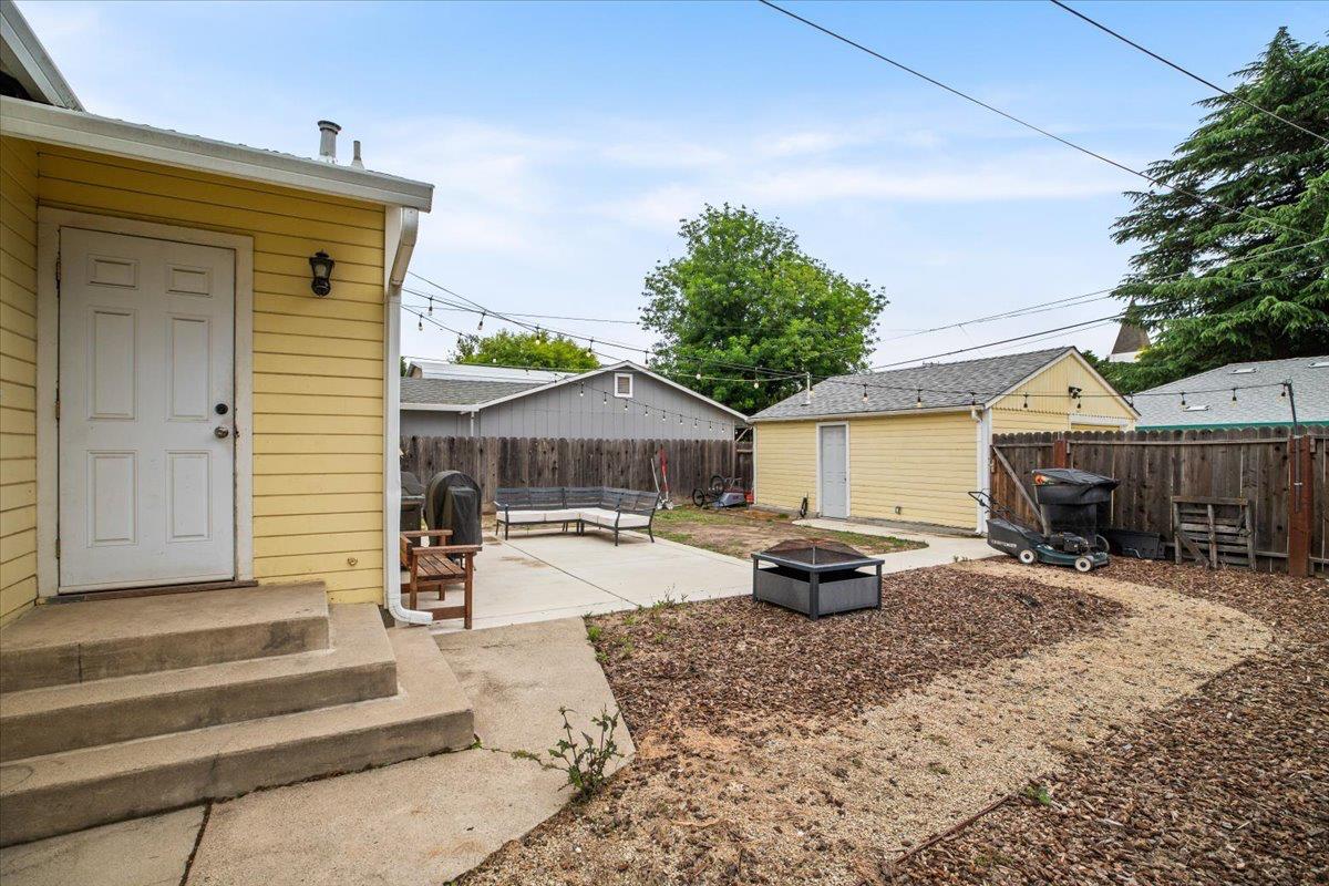 505 South Acacia Avenue Ripon, CA 95366 - Photo 30 of 38 a swimming pool with outdoor seating and yard