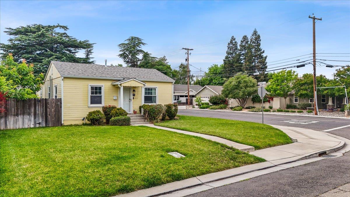 505 South Acacia Avenue Ripon, CA 95366 - Photo 3 of 38 a front view of a house with garden