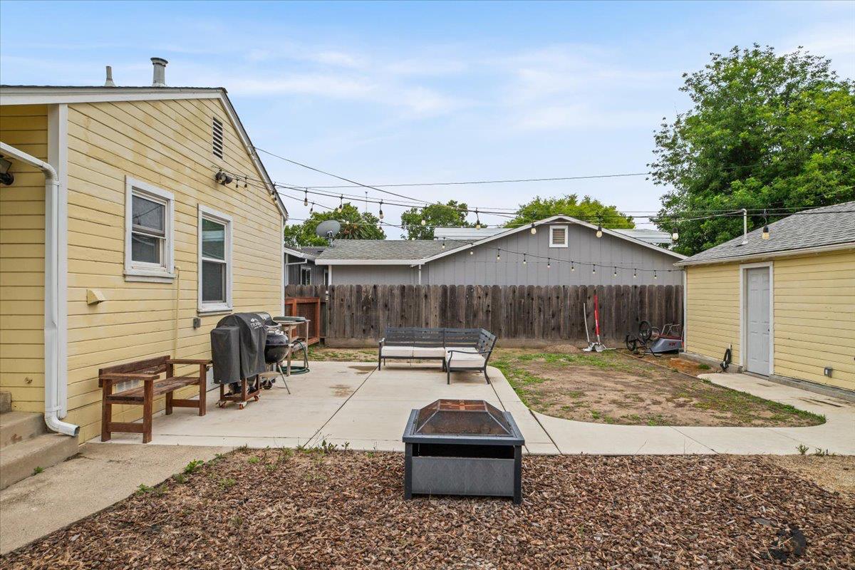 505 South Acacia Avenue Ripon, CA 95366 - Photo 32 of 38 a front view of a house with garden