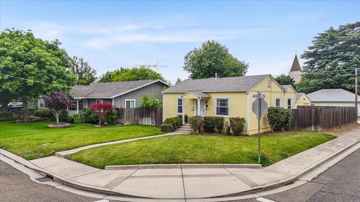 505 South Acacia Avenue Ripon, CA 95366 - Photo 5 of 38 front view of a house with a yard