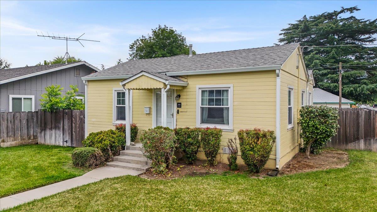 505 South Acacia Avenue Ripon, CA 95366 - Photo 6 of 38 a view of a house with a yard and plants