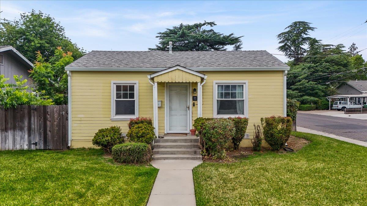 505 South Acacia Avenue Ripon, CA 95366 - Photo 7 of 38 a front view of a house with garden