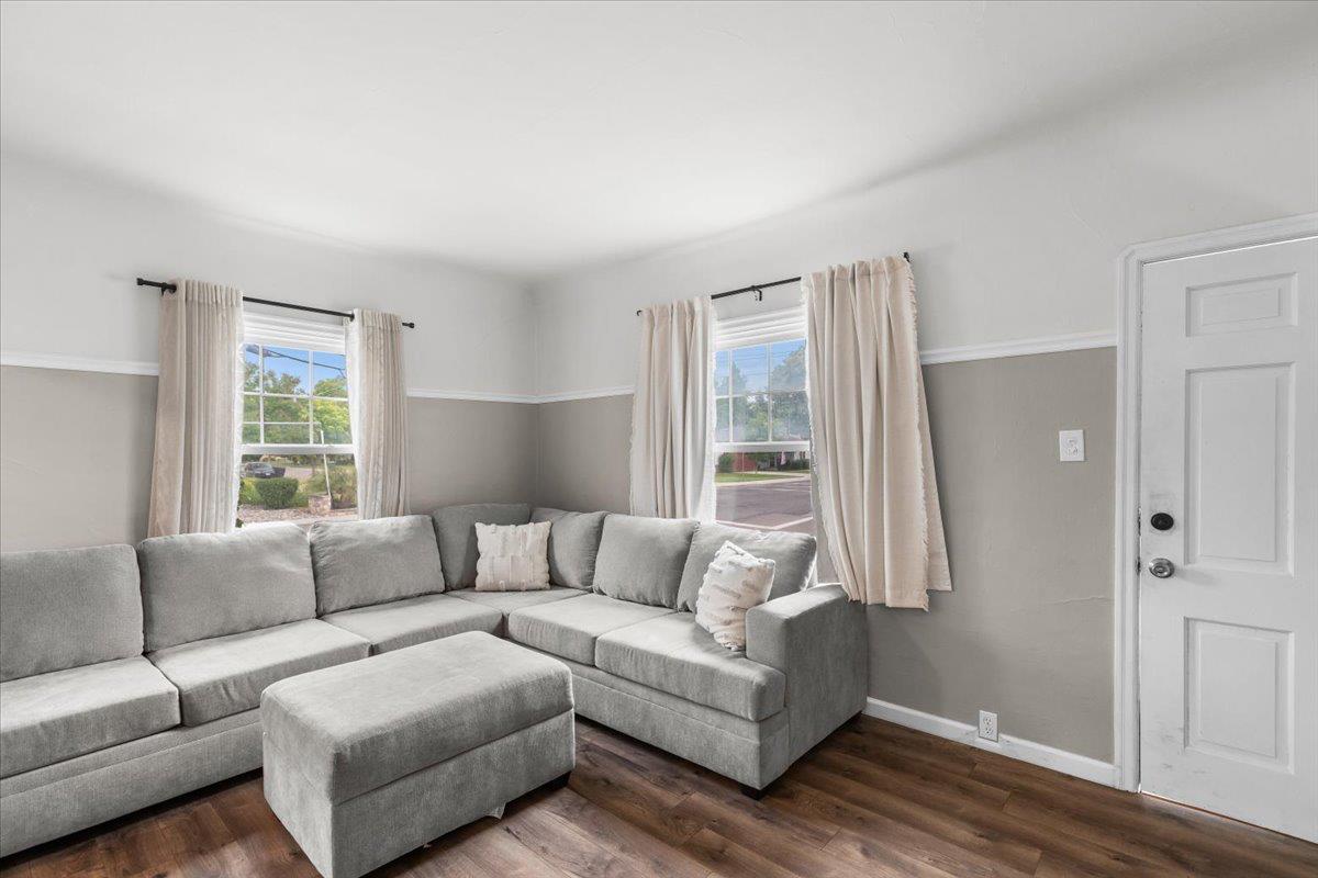 505 South Acacia Avenue Ripon, CA 95366 - Photo 10 of 38 a living room with furniture and a window