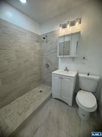 $2,985 | 216 Farnham Avenue, Unit 2, Lodi, NJ 07644