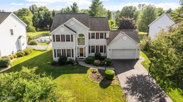 $565,000 | 236 Longhouse Lane, Slingerlands, NY 12159