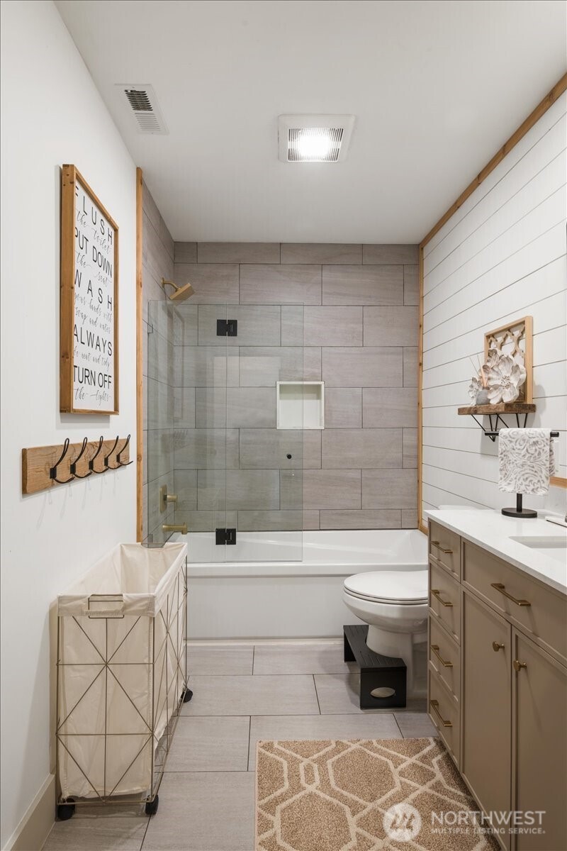 26709 Entwhistle Road East Buckley, WA 98321 - Photo 17 of 40 a bathroom with a toilet a sink a mirror and bathtub