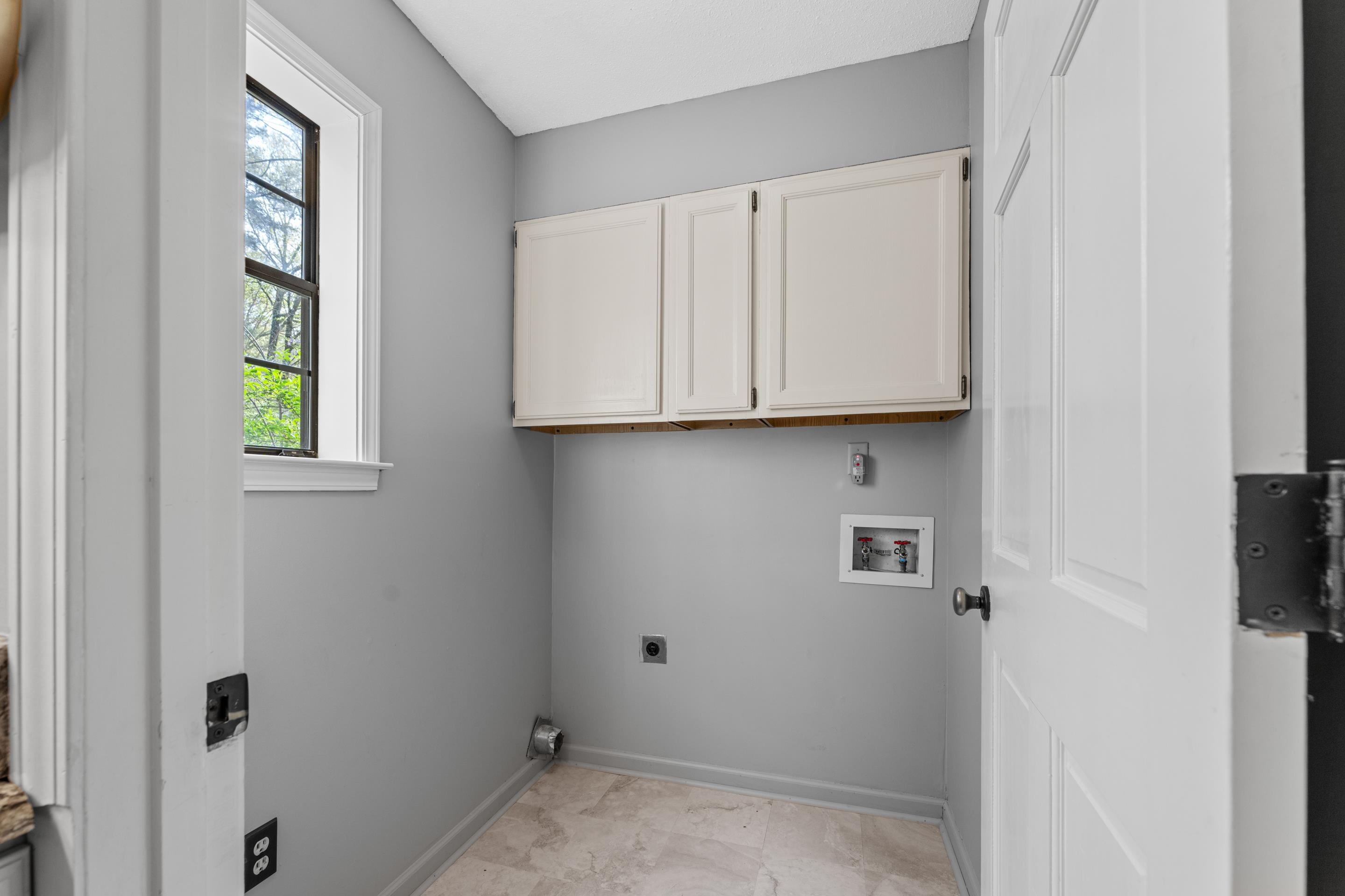 179 Ericson Road Memphis, TN 38018 - Photo 18 of 39 a room with cabinets and a window