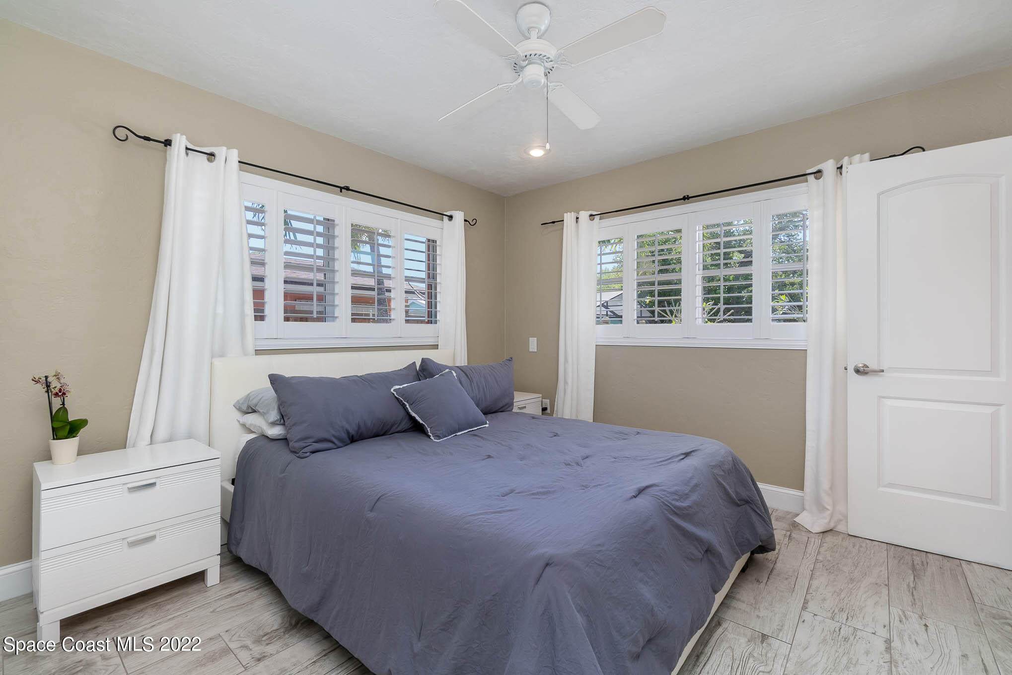 947 Santa Cruz Road Cocoa Beach, FL 32931 - Photo 19 of 29 a bedroom with a large bed and a window