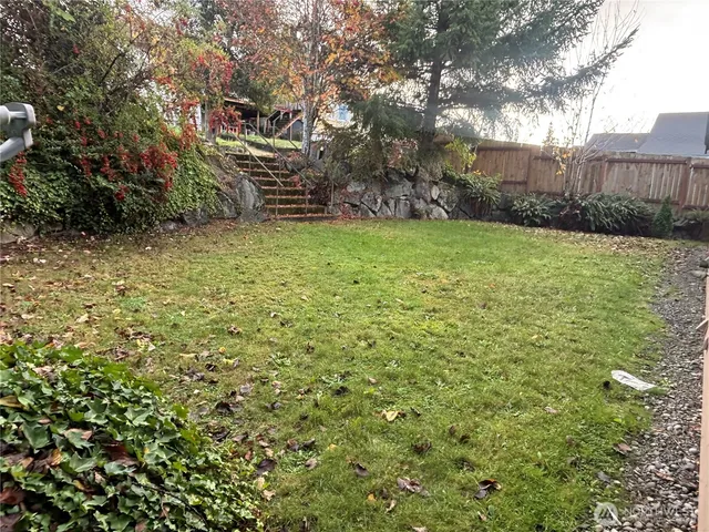 a view of a backyard