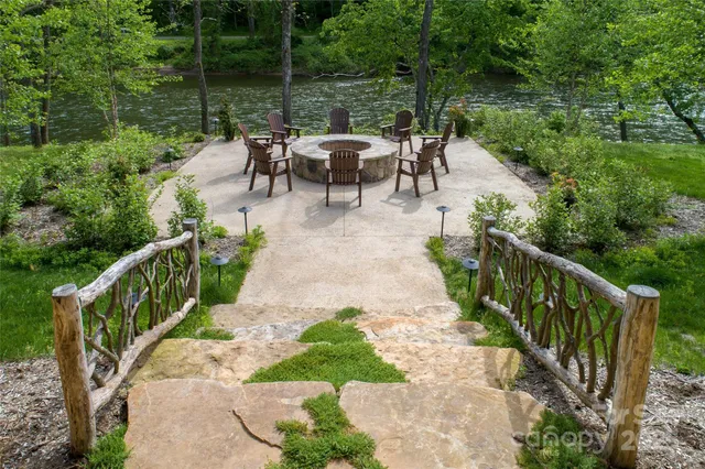 a view of a dinning table and chairs in patio