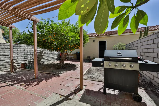 a view of an outdoor kitchen