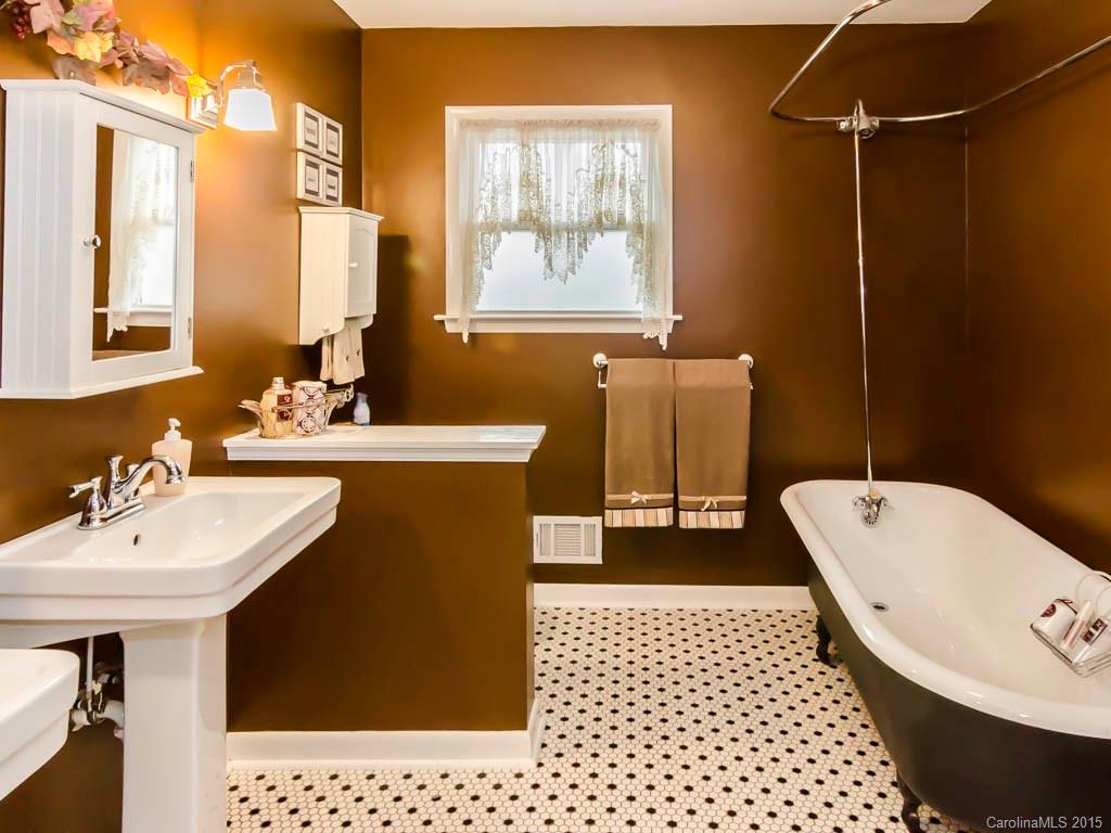 419 Rowland Rd. Swannanoa, NC 28778 - Photo 6 of 11 Gallery Image 6