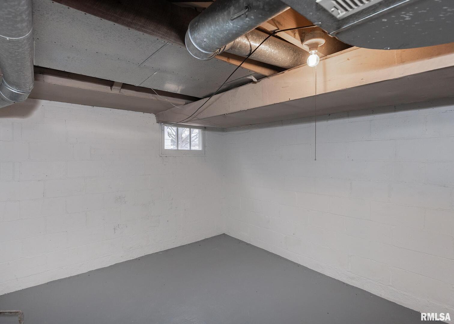 2416 12th Street Moline, IL 61265 - Photo 34 of 41 a view of an empty room