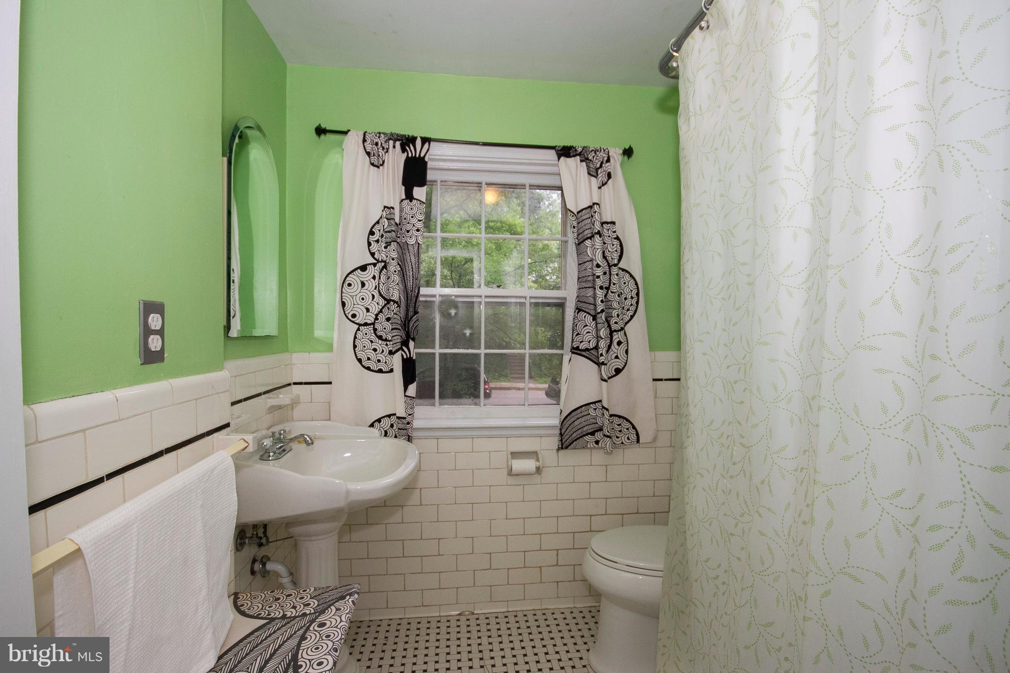 4024 Deepwood Road Baltimore, MD 21218 - Photo 19 of 30 Full bath on second floor