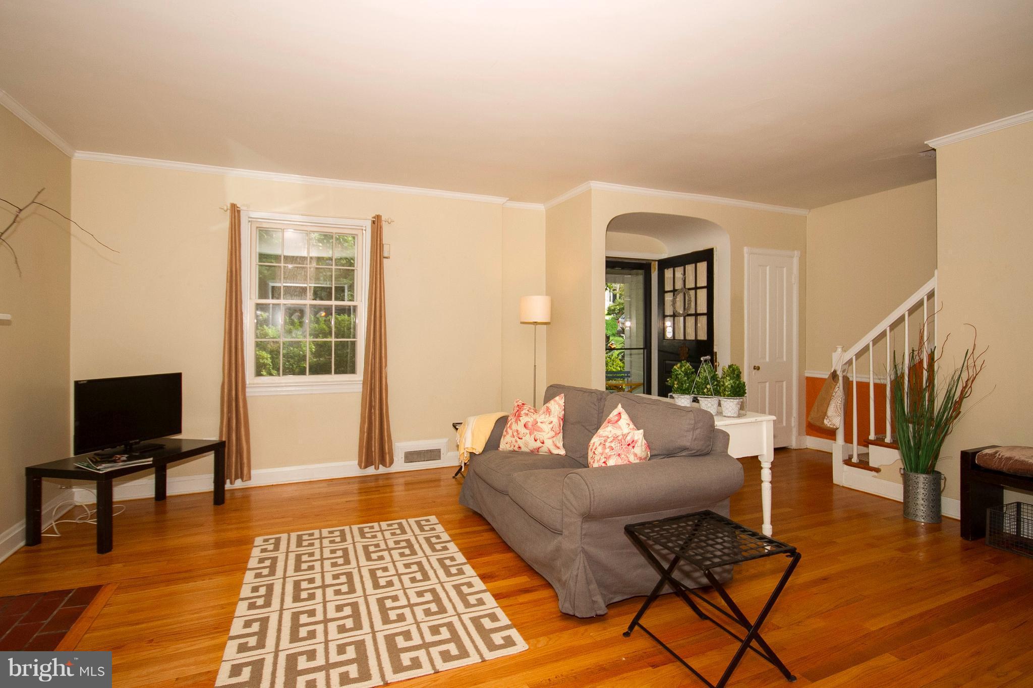 4024 Deepwood Road Baltimore, MD 21218 - Photo 5 of 30 Living Room